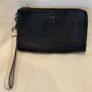 NWT - Coach Double Zip Corner Black and White Pebbled Leather Wristlet